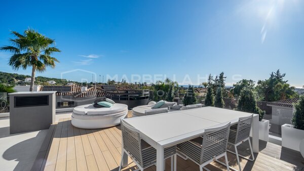 Villa Contemporánea de Lujo en Venta en Nueva Andalucía, Marbella con Vistas al Mar y Exclusiva Zona Rooftop