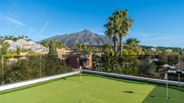 Villa Contemporaine de Luxe à Vendre à Nueva Andalucía, Marbella avec Vue sur la Mer et Rooftop Exclusif
