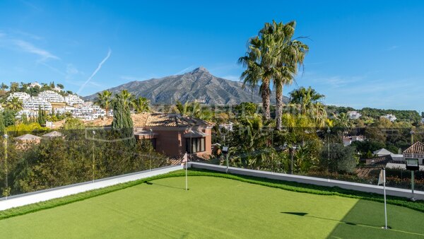 Villa Contemporánea de Lujo en Venta en Nueva Andalucía, Marbella con Vistas al Mar y Exclusiva Zona Rooftop