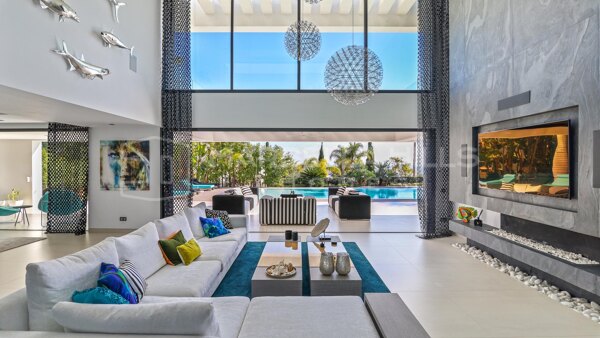 Moderne Luxusvilla zum Verkauf in Los Flamingos Golf, Benahavís mit Panoramablick auf das Meer