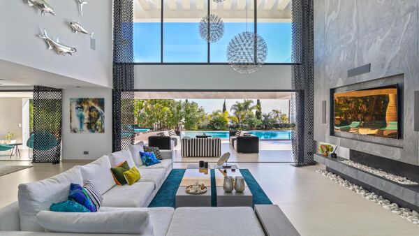 Contemporary Luxury Villa for Sale in Los Flamingos Golf, Benahavís with Panoramic Sea Views