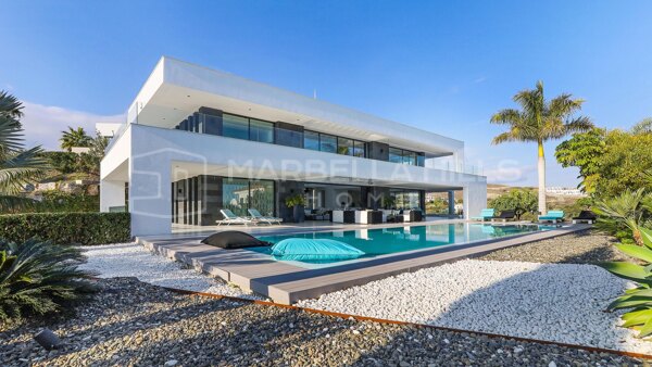 Moderne Luxusvilla zum Verkauf in Los Flamingos Golf, Benahavís mit Panoramablick auf das Meer