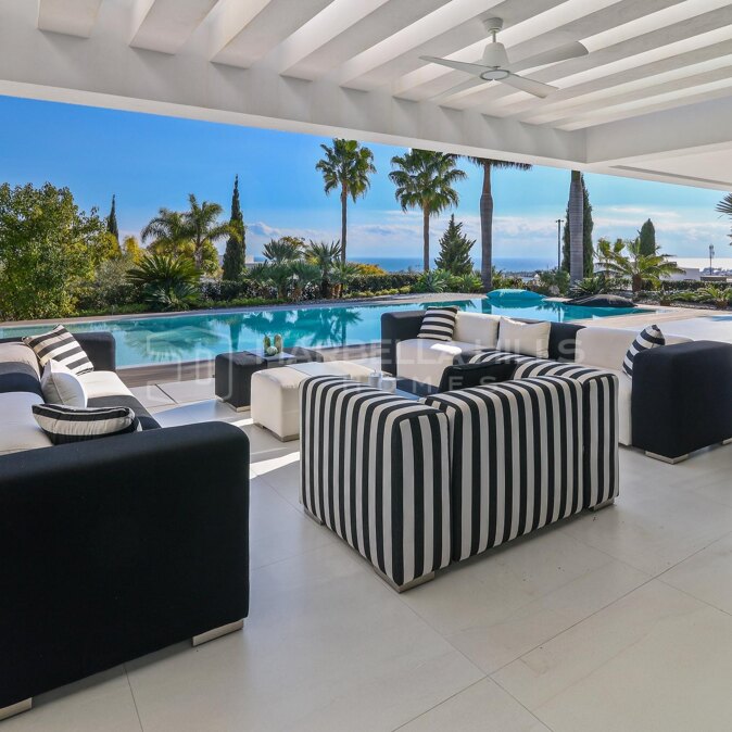 Contemporary Luxury Villa for Sale in Los Flamingos Golf, Benahavís with Panoramic Sea Views