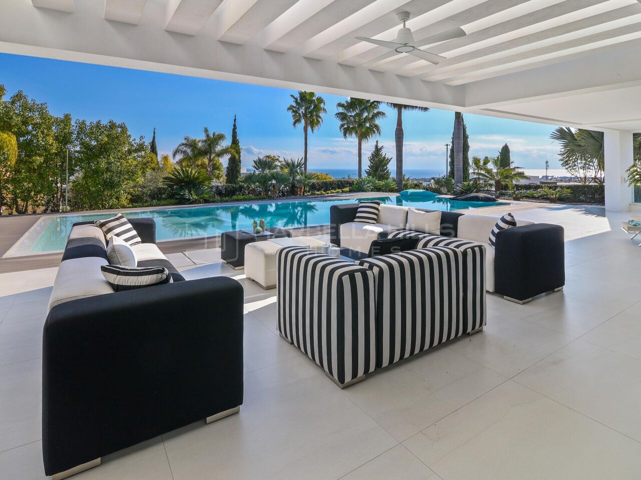 Contemporary Luxury Villa for Sale in Los Flamingos Golf, Benahavís with Panoramic Sea Views