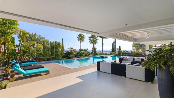 Moderne Luxusvilla zum Verkauf in Los Flamingos Golf, Benahavís mit Panoramablick auf das Meer