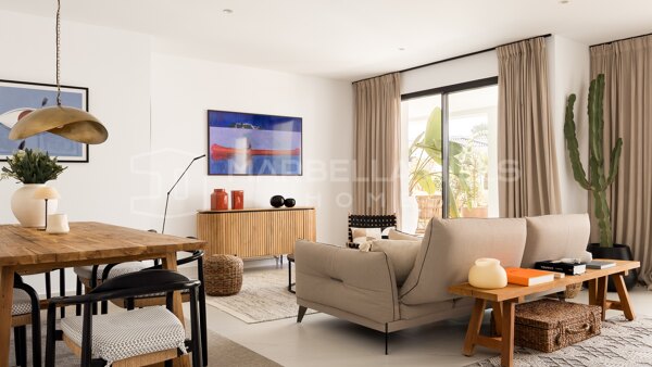 Apartamento de Diseño en Venta en Mirador de Estepona Hills con Jardín Privado y Licencia Turística