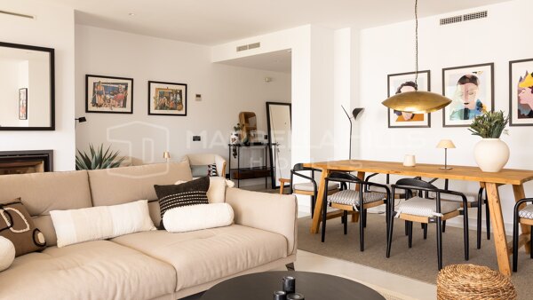 Apartamento de Diseño en Venta en Mirador de Estepona Hills con Jardín Privado y Licencia Turística