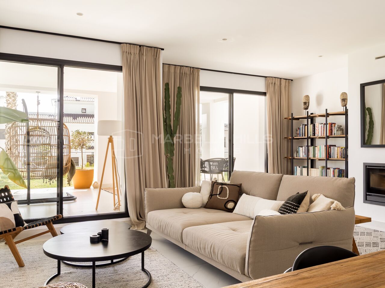 Apartamento de Diseño en Venta en Mirador de Estepona Hills con Jardín Privado y Licencia Turística