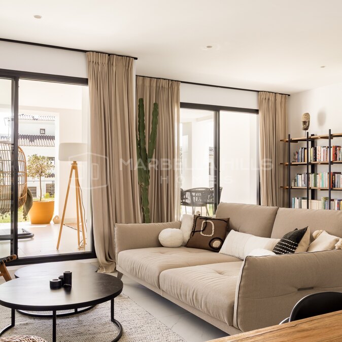 Appartement de Design à Vendre à Mirador de Estepona Hills avec Jardin Privé et Licence de Location Touristique