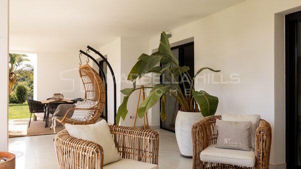 Apartamento de Diseño en Venta en Mirador de Estepona Hills con Jardín Privado y Licencia Turística