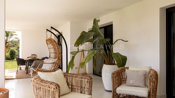 Apartamento de Diseño en Venta en Mirador de Estepona Hills con Jardín Privado y Licencia Turística