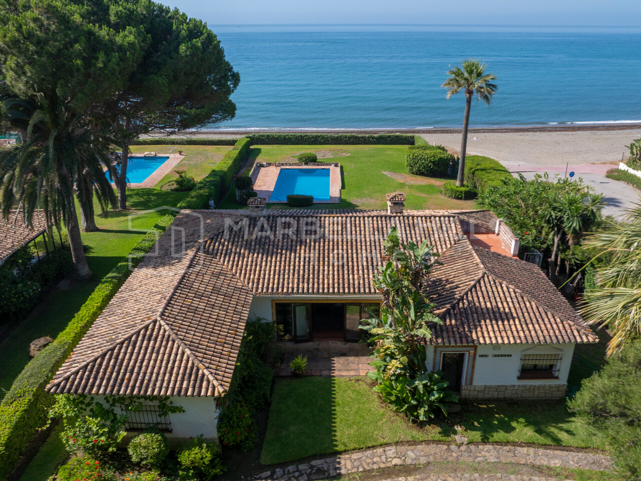 Beachfront Villa for Sale in Cancelada, Estepona with 3,310 m² Plot and Direct Beach Access