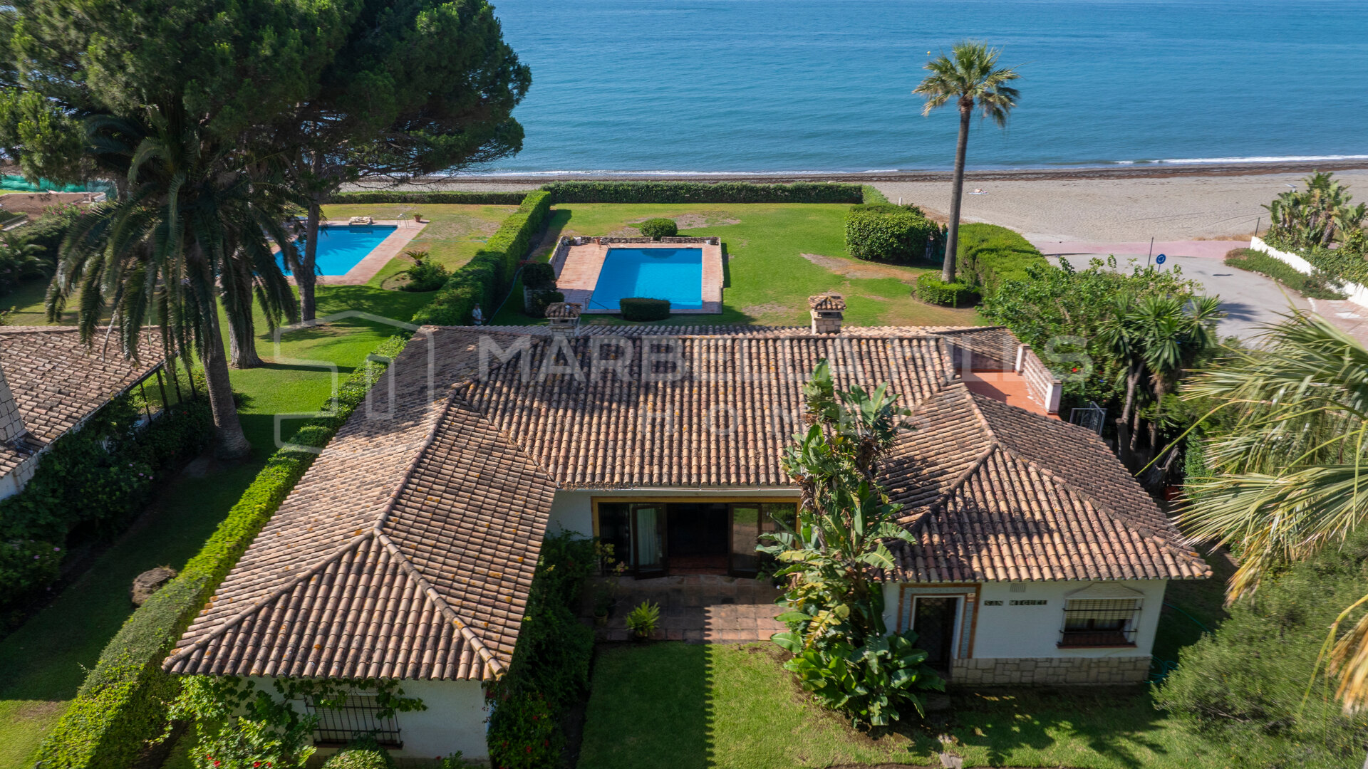 Beachfront Villa for Sale in Cancelada, Estepona with 3,310 m² Plot and Direct Beach Access