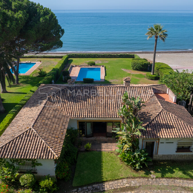 Villa en Première Ligne de Plage à Vendre à Cancelada, Estepona avec Terrain de 3 310 m²