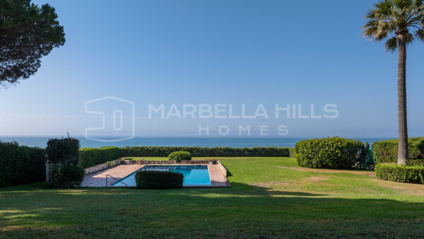 Strandvilla in erster Meereslinie zum Verkauf in Cancelada, Estepona auf 3.310 m² Grundstück