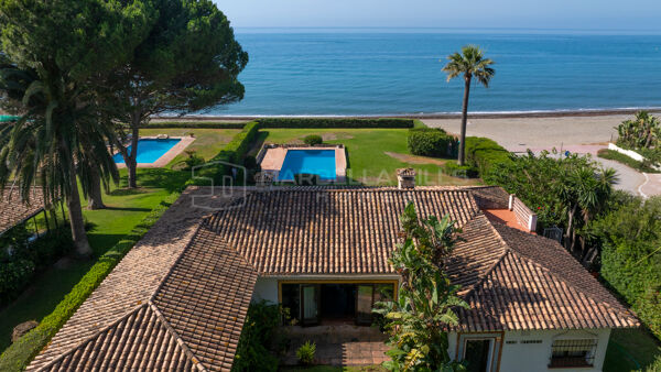 Beachfront Villa for Sale in Cancelada, Estepona with 3,310 m² Plot and Direct Beach Access
