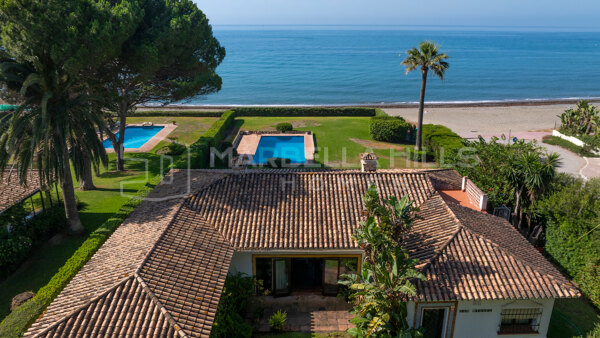 Strandvilla in erster Meereslinie zum Verkauf in Cancelada, Estepona auf 3.310 m² Grundstück