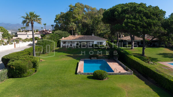 Strandvilla in erster Meereslinie zum Verkauf in Cancelada, Estepona auf 3.310 m² Grundstück