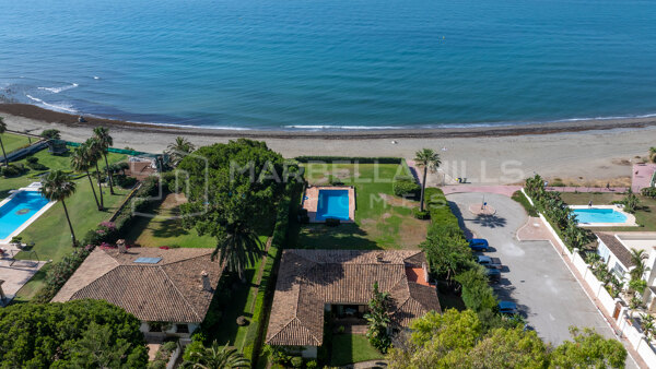 Strandvilla in erster Meereslinie zum Verkauf in Cancelada, Estepona auf 3.310 m² Grundstück