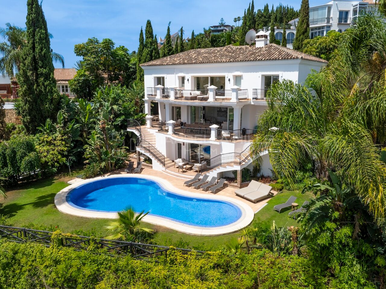 Villa de luxe en première ligne de golf à vendre à El Herrojo, Benahavís, avec vues sur les montagnes, spa et espace de loisirs