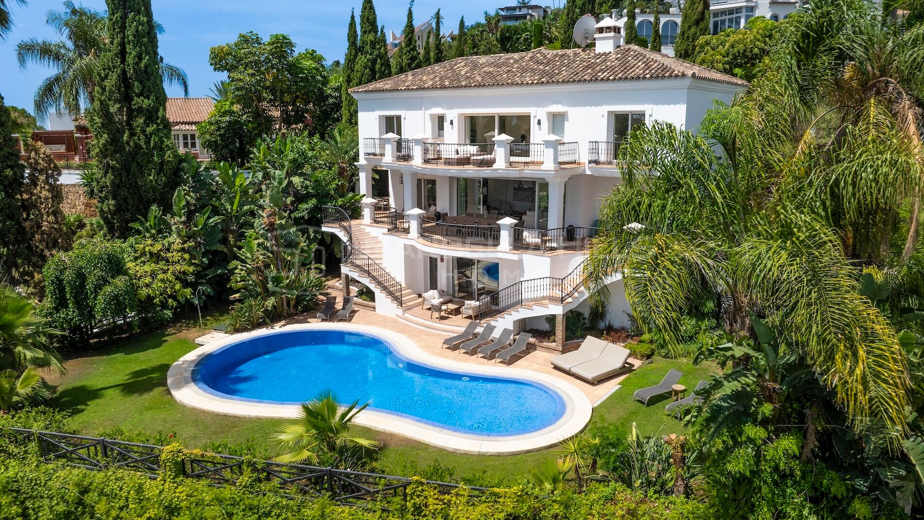 Luxusvilla in erster Golflinie zum Verkauf in El Herrojo, Benahavís, mit Bergblick, Spa und Entertainment-Bereich
