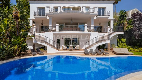 Villa de lujo en primera línea de golf en venta en El Herrojo, Benahavís, con vistas a la montaña, spa y zona de entretenimiento