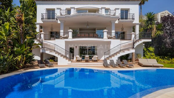 Luxusvilla in erster Golflinie zum Verkauf in El Herrojo, Benahavís, mit Bergblick, Spa und Entertainment-Bereich