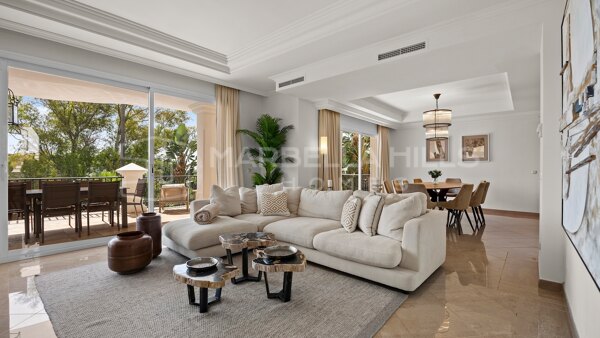 Villa de lujo en primera línea de golf en venta en El Herrojo, Benahavís, con vistas a la montaña, spa y zona de entretenimiento