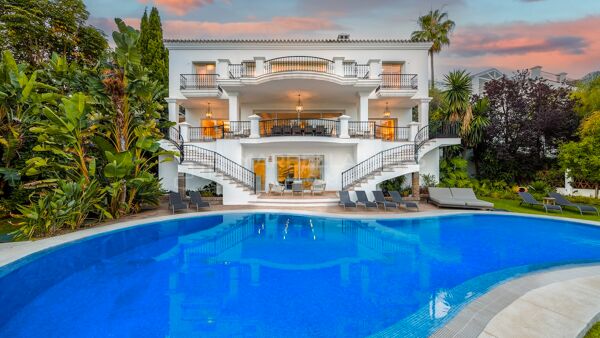 Luxusvilla in erster Golflinie zum Verkauf in El Herrojo, Benahavís, mit Bergblick, Spa und Entertainment-Bereich