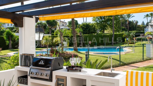 Luxuriöse Erdgeschosswohnung in Aldea Blanca, Nueva Andalucía – Komplett nach skandinavischen Standards renoviert