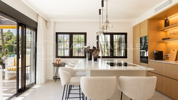 Luxuriöse Erdgeschosswohnung in Aldea Blanca, Nueva Andalucía – Komplett nach skandinavischen Standards renoviert