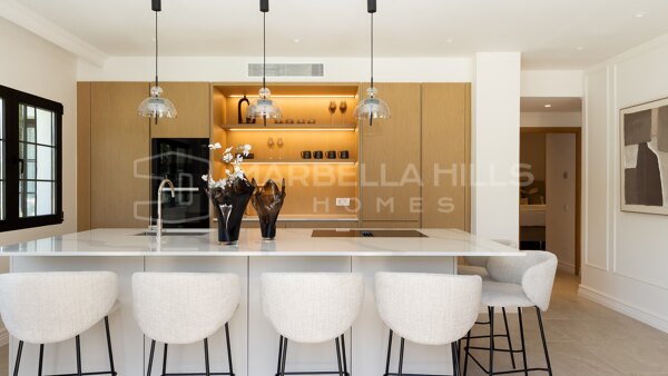 Luxuriöse Erdgeschosswohnung in Aldea Blanca, Nueva Andalucía – Komplett nach skandinavischen Standards renoviert
