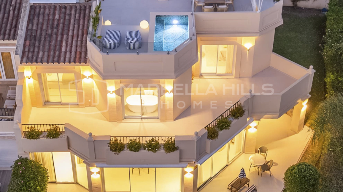 Luxury Frontline Golf Villa with Tourist Licence for Sale in La Quinta Hills, Benahavís