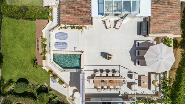 Luxusvilla mit Touristenlizenz zum Verkauf in La Quinta Hills, Benahavís