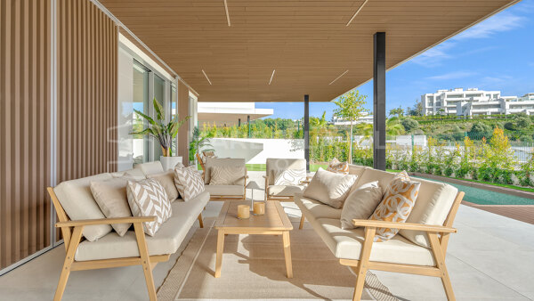Apartamento de lujo en planta baja en venta en Santa Clara, Marbella Este | Piscina privada, jardín y spa