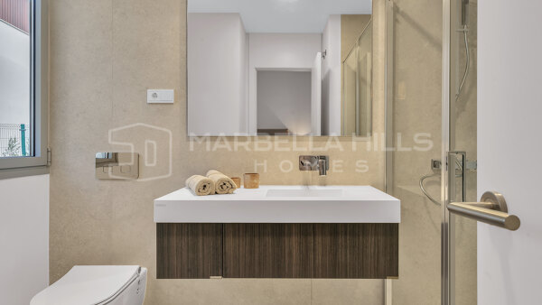 Apartamento de lujo en planta baja en venta en Santa Clara, Marbella Este | Piscina privada, jardín y spa