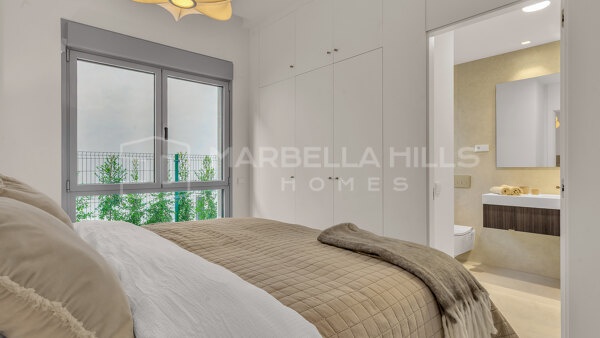 Apartamento de lujo en planta baja en venta en Santa Clara, Marbella Este | Piscina privada, jardín y spa