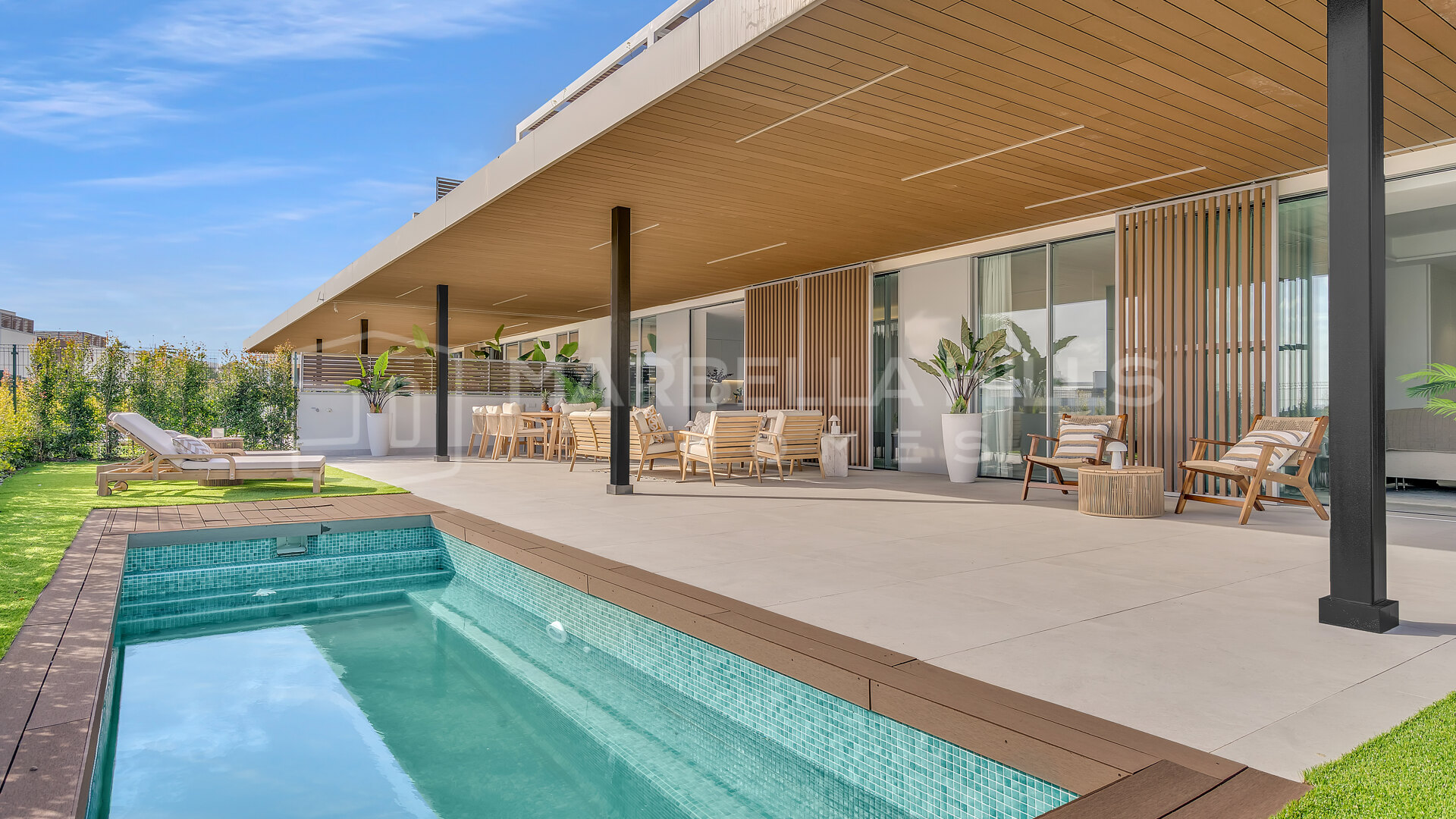 Luxus-Erdgeschosswohnung zum Verkauf in Santa Clara, Marbella Ost | Privater Pool, Garten & Spa