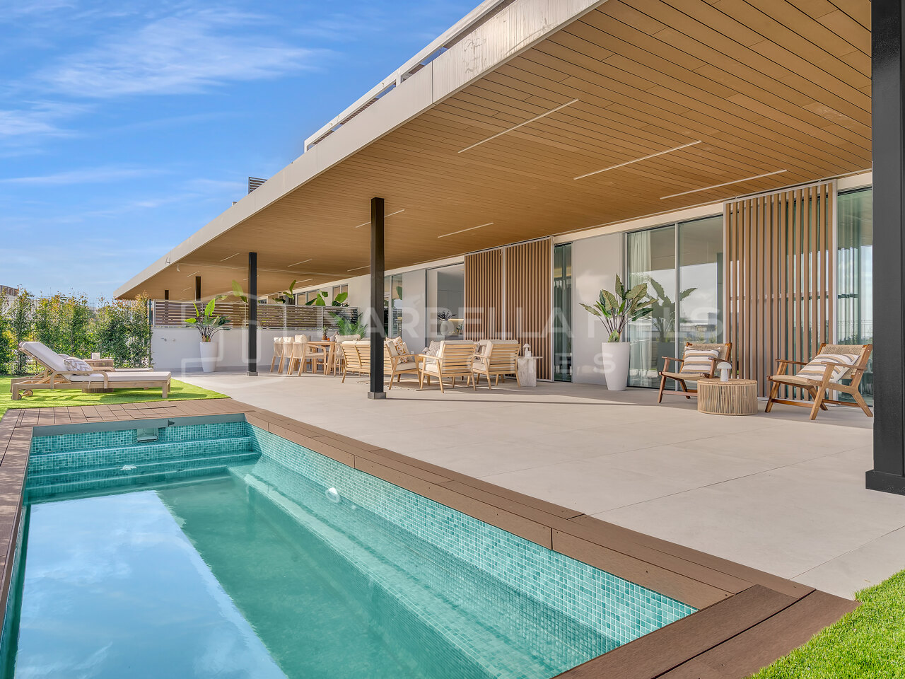 Apartamento de lujo en planta baja en venta en Santa Clara, Marbella Este | Piscina privada, jardín y spa