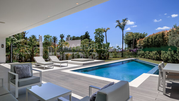 Villa contemporaine de luxe à vendre à Las Lomas del Marbella Club, Golden Mile de Marbella | Salle de sport, spa et cinéma