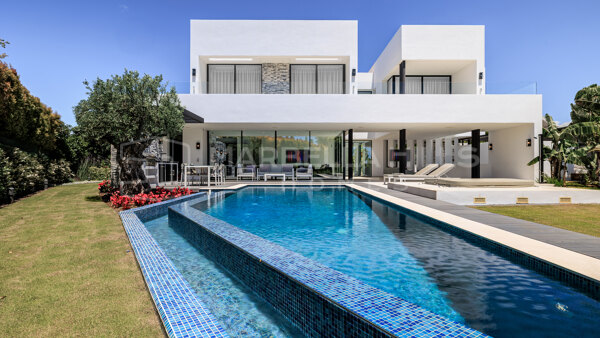 Villa contemporaine de luxe à vendre à Las Lomas del Marbella Club, Golden Mile de Marbella | Salle de sport, spa et cinéma
