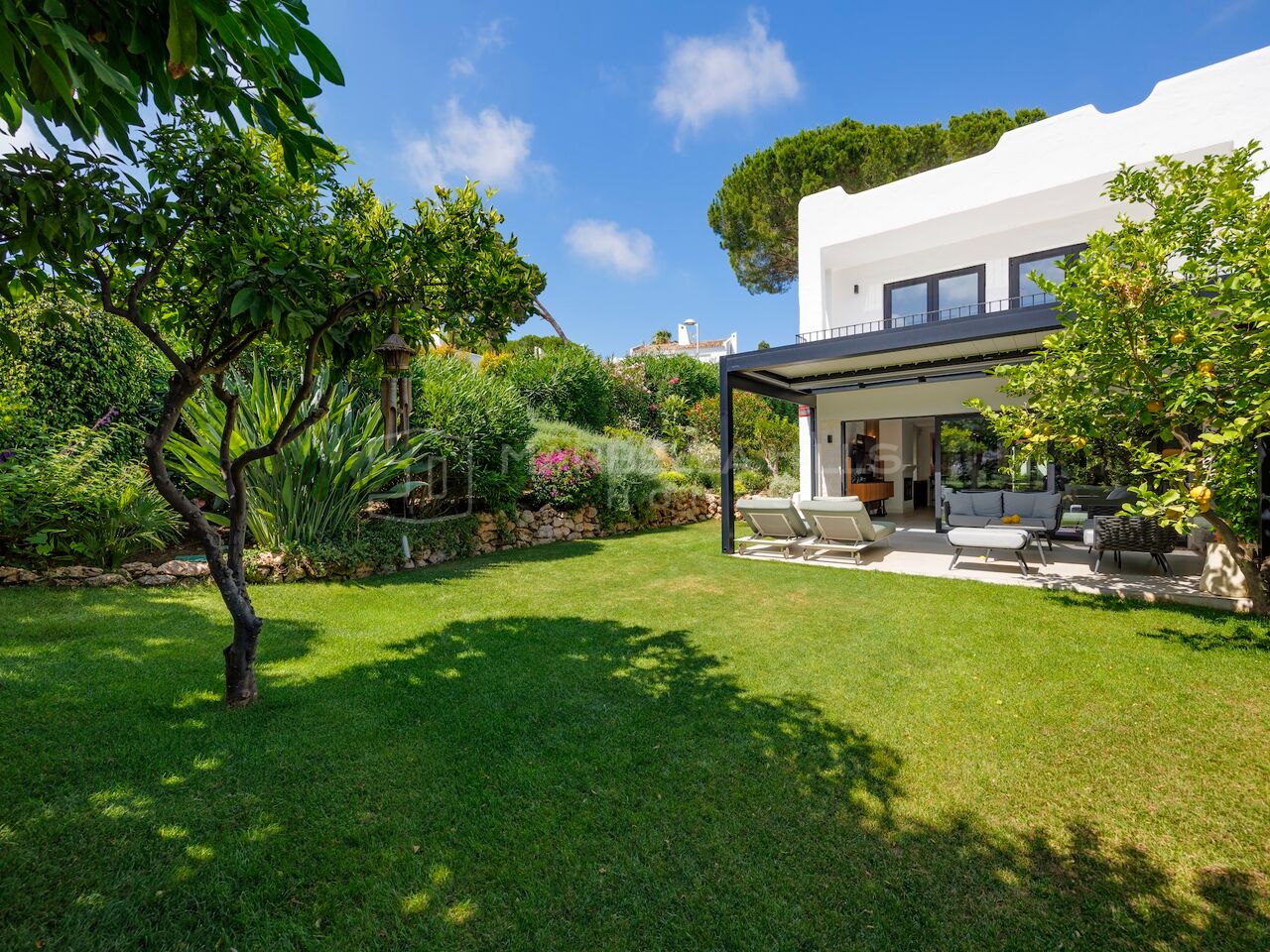 Rontline Golf Townhouse for Sale in Nueva Andalucía with Tourist Licence | Fully Renovated in Peñablanca