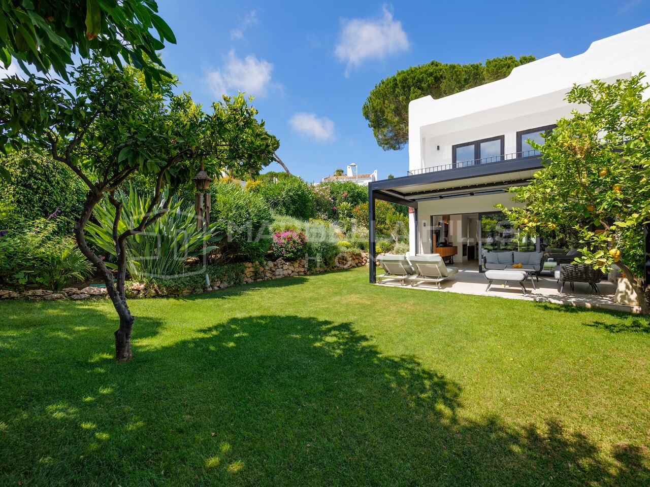 Maison de ville de luxe en première ligne de golf à vendre à Nueva Andalucía avec licence touristique | Entièrement rénovée à Peñablanca