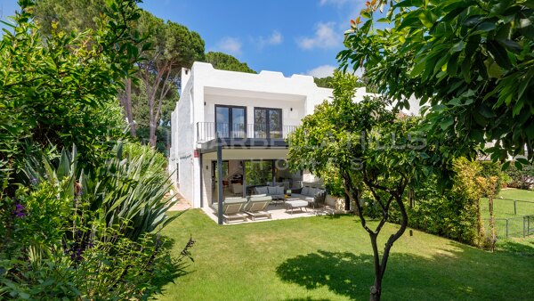 Adosado de lujo en primera línea de golf en venta en Nueva Andalucía con licencia turística | Totalmente reformado en Peñablanca