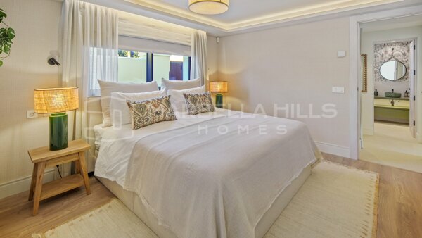 Villa de luxe en première ligne de golf à vendre à La Cerquilla, Nueva Andalucía | Maison d'invités, spa et piscine