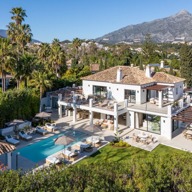 Luxusvilla in erster Golflinie zum Verkauf in La Cerquilla, Nueva Andalucía | Gästehaus, Spa & Pool