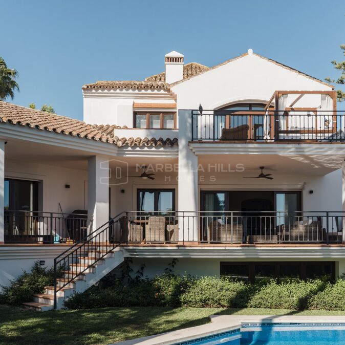 Elegante Andalusische Villa mit Meerblick zum Verkauf in El Rosario, Marbella Ost