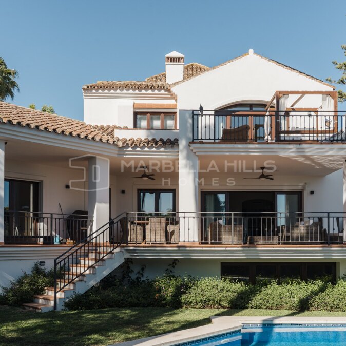 Elegante Andalusische Villa mit Meerblick zum Verkauf in El Rosario, Marbella Ost