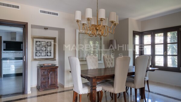Villa Andalouse Élégante avec Vue sur la Mer à Vendre à El Rosario, Marbella Est