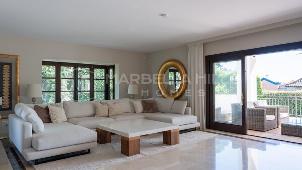 Villa Andalouse Élégante avec Vue sur la Mer à Vendre à El Rosario, Marbella Est